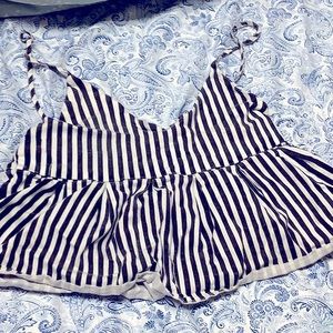 A woman crop top size 6